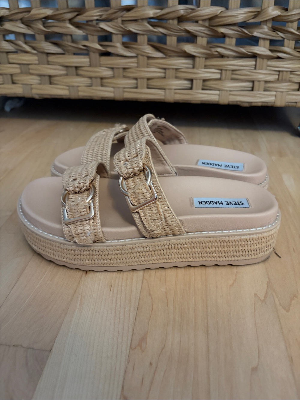 STEVE MADDEN Platform Sandals - Picture 4 of 4